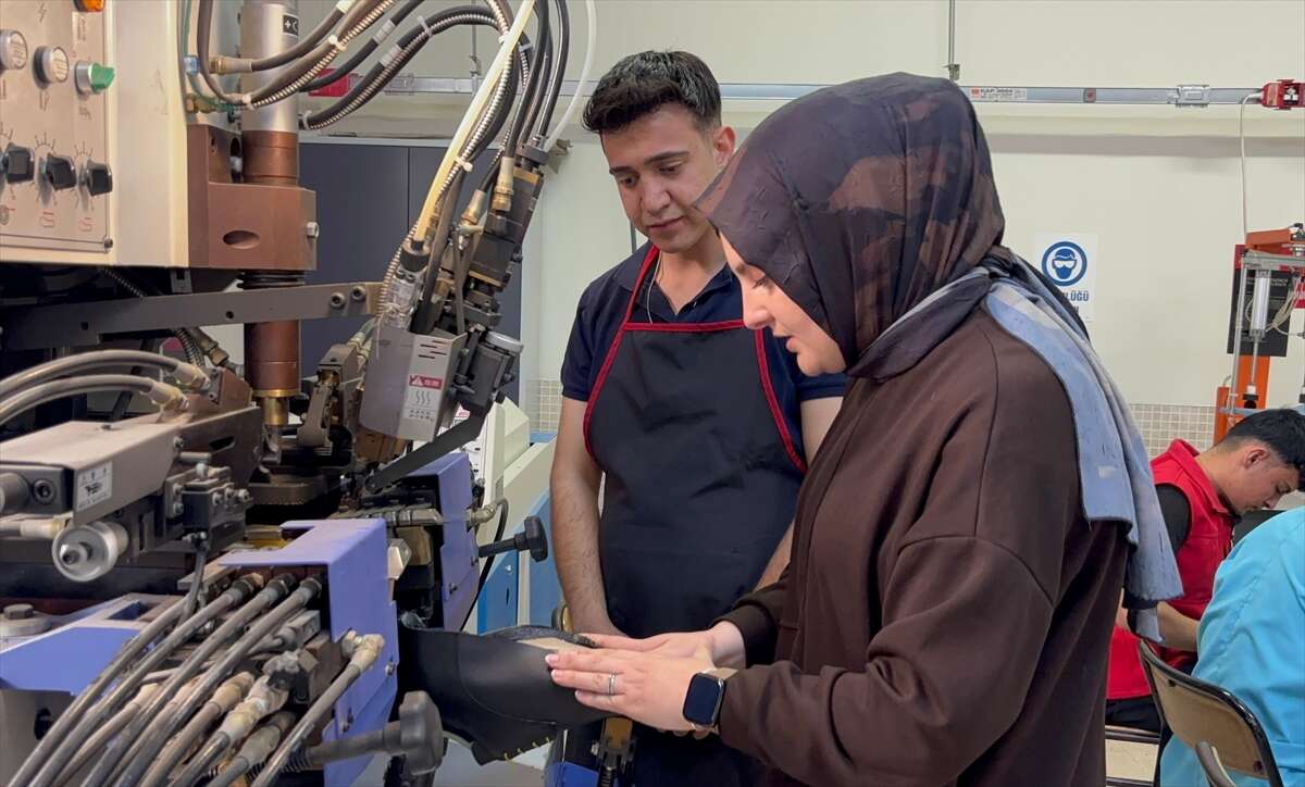 Geleceğin ayakkabı tasarımcılarını Konya yetiştiriyor 7